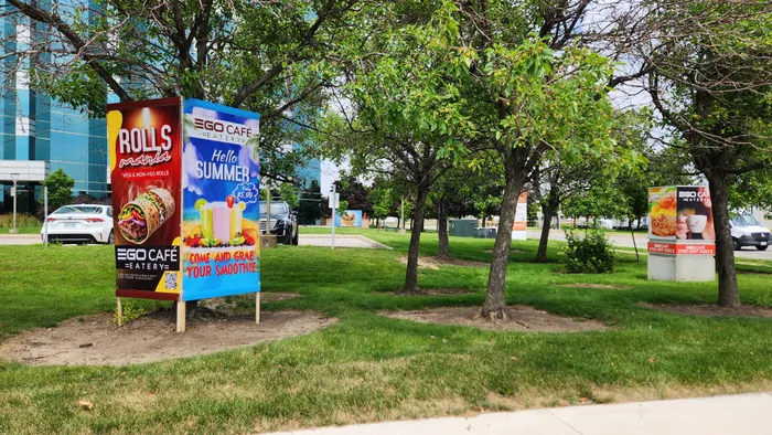 CustomProPrints.Com - Pole Banners