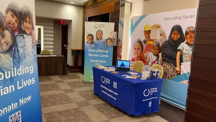 CustomProPrints.Com - Roll Up Banner Stands