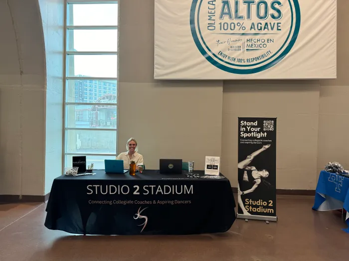 CustomProPrints.Com - Roll Up Banner Stands