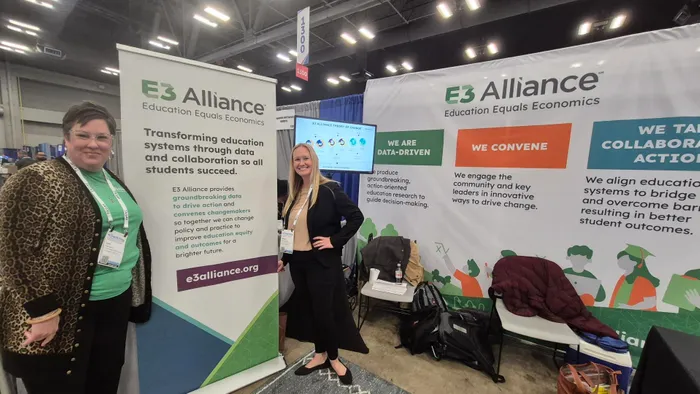 CustomProPrints.Com - Adjustable Stand Banner