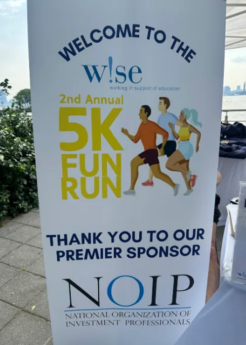 CustomProPrints.Com - Roll Up Banner Stands