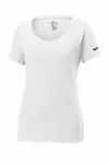 Nike Damen Dri-FIT Baumwolle/Polyester T-Shirt mit Rundhalsausschnitt. NKBQ5234 WEISS
