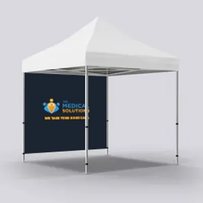 Volle Rückwand einseitig Ein Werbezelt mit einem Firmenlogo für 'MEDICAL SOLUTIONS' steht vor einem schlichten Hintergrund und repräsentiert wahrscheinlich ein Produkt für Messen oder Outdoor-Veranstaltungen.