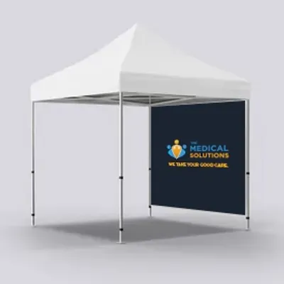 Volle rechte Wand beidseitig Ein weißes Messezelt mit einem kundenspezifischen Banner mit der Aufschrift "MEDICAL SOLUTIONS - WE TAKE YOUR GOOD CARE" und einem Logo, das in einer neutralen Umgebung präsentiert wird.