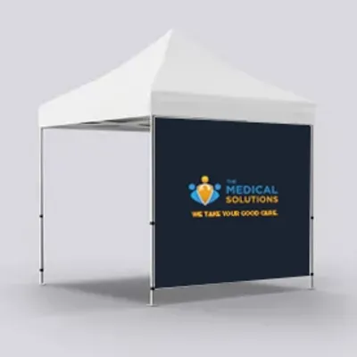Volle Vorderwand Beidseitig Ein weißes Vordachzelt mit einer individuell bedruckten Rückwand mit der Aufschrift "MEDICAL SOLUTIONS - WE TAKE YOUR GOOD CARE" und einem Logo, das wahrscheinlich für eine medizinische Fachmesse gedacht ist.