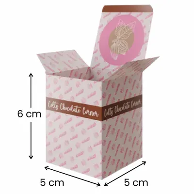 5 x 5 x 6 cm Il s'agit d'une boîte d'expédition personnalisée avec un motif répétitif et le texte "Cali's Chocolate Corner" sur le côté, suggérant une option d'emballage personnalisé pour une entreprise.