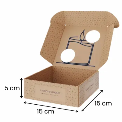 15 x 15 x 5 cm Boîte en carton personnalisée pour bougies avec une icône de bougie sur le couvercle et le texte "Cassidy's Candles - Handcrafted with Love".