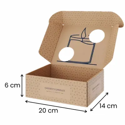 20 x 14 x 6 cm Boîte en carton personnalisée pour "Cassidy's Candles" avec une icône imprimée de bougie ouverte et vide, illustrant les possibilités de conception d'emballages pour les produits.