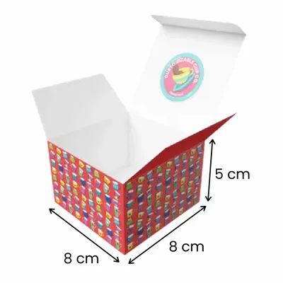8 x 8 x 5 cm Il s'agit d'une maquette d'une boîte d'expédition colorée et personnalisée, ouverte pour montrer l'intérieur, suggérant un emballage pour le commerce électronique ou une utilisation promotionnelle.