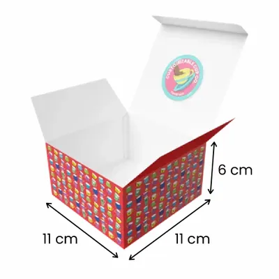 11 x 11 x 6 cm Une boîte en carton ouverte, conçue sur mesure, avec un extérieur coloré et le logo de l'entreprise sur le rabat, présentant les options d'emballage pour l'expédition ou la présentation.