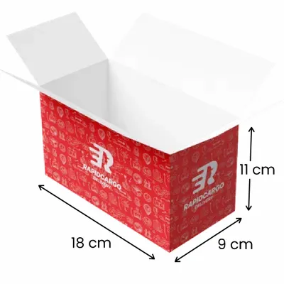 18 x 9 x 11 cm Une boîte d'expédition rouge ouverte et vide, imprimée sur mesure et portant le logo de la marque "RAPIDCARGO", potentiellement destinée à la livraison de colis, sur un fond transparent.