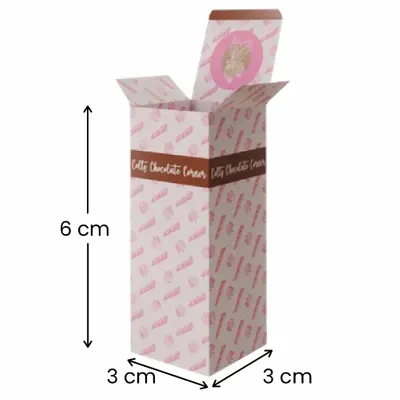 3 x 3 x 6 cm Boîtes d'emballage conçues sur mesure avec un motif répété et le texte "Café Chocolate Crave" imprimé dessus, impliquant une boîte d'expédition ou de présentation des produits propre à la marque.