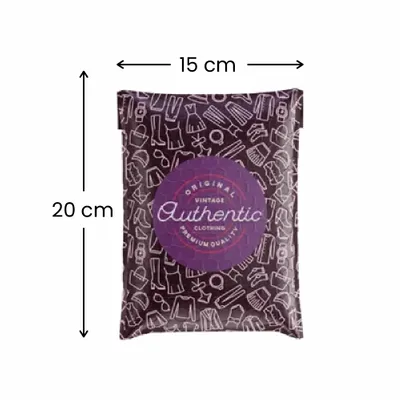 15 x 20 cm Un sobre personalizado de polietileno con un diseño estampado y una etiqueta destacada con la leyenda "Original Vintage Clothing, Authentic, Premium Quality".
