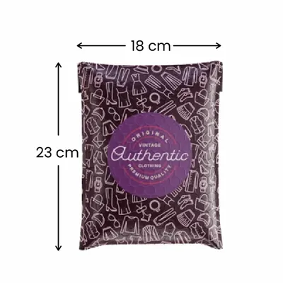 18 x 23 cm Un sobre de polietileno diseñado a medida con un estampado de artículos relacionados con la moda y un sello central circular que dice "Original Vintage Clothing Authentic Premium Quality".