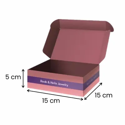 15 x 15 x 5 cm Ein offenes Schmuckkästchen mit einem gemusterten Design und einem Schach-Turm-Symbol, beschriftet mit "Rook & Helix Jewelry", vor einem schattigen Hintergrund.