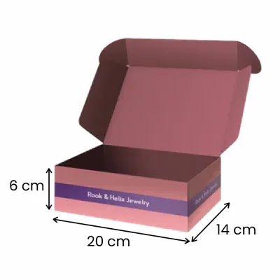 20 x 14 x 6 cm Ein individuell gestaltetes, offenes Schmuckkästchen mit einem gemusterten Äußeren und dem Logo 'Rook & Helix Jewelry', das das personalisierte Branding des Produkts zeigt.