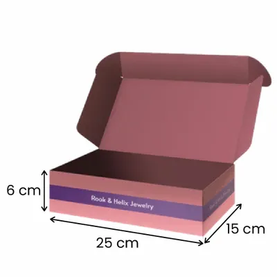 25 x 15 x 6 cm Eine individuell gestaltete Pappschachtel mit offenem Deckel, gemusterter Innenseite und dem Schriftzug "Rook & Helix Jewelry" auf der Seite, die für die Verpackung von Produkten bestimmt ist.