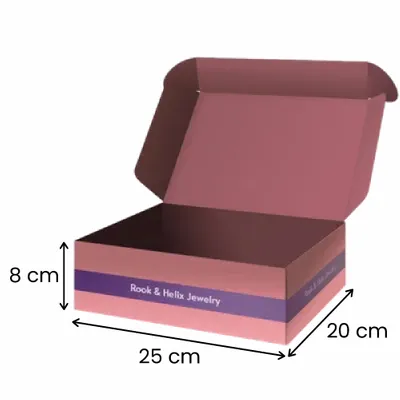 25 x 20 x 8 cm Ein individuell gestaltetes, offenes Schmuckkästchen mit einem gemusterten Innenraum und dem auf der Seite aufgedruckten Markennamen "Rook & Helix Jewelry", das für die Produktverpackung bestimmt ist.