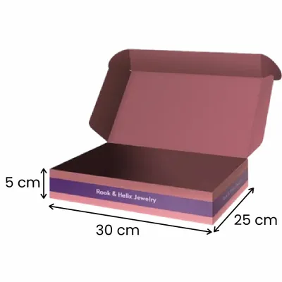 30 x 25 x 5 cm Ein schwarzer und grauer Versandkarton mit individuellem Branding, der sich öffnen lässt, um ein gemustertes Innenleben und das Firmenlogo "Rook & Helix Jewelry" zu zeigen, was auf seine Verwendung als Schmuckverpackung hinweist.