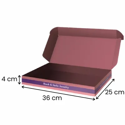 36 x 25 x 4 cm Ein maßgefertigtes Schmuckkästchen ist teilweise geöffnet und zeigt ein kompliziertes Design und die Marke "Rook & Helix Jewelry" auf grauem Hintergrund.