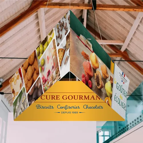 Bannière suspendue triangulaire fuselée pour salon professionnel - Imprint Now - FR