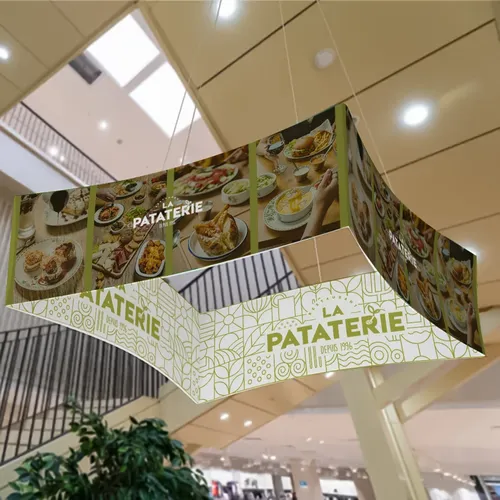 Bannière suspendue carrée courbée pour salon professionnel - Imprint Now - FR