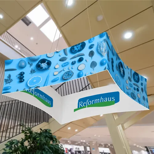 Individuelle Hängeschilder für Messestände - Gebogenes Quadrat - Imprint Now - DE