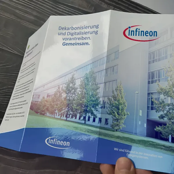 Tri-Fold-Broschüren